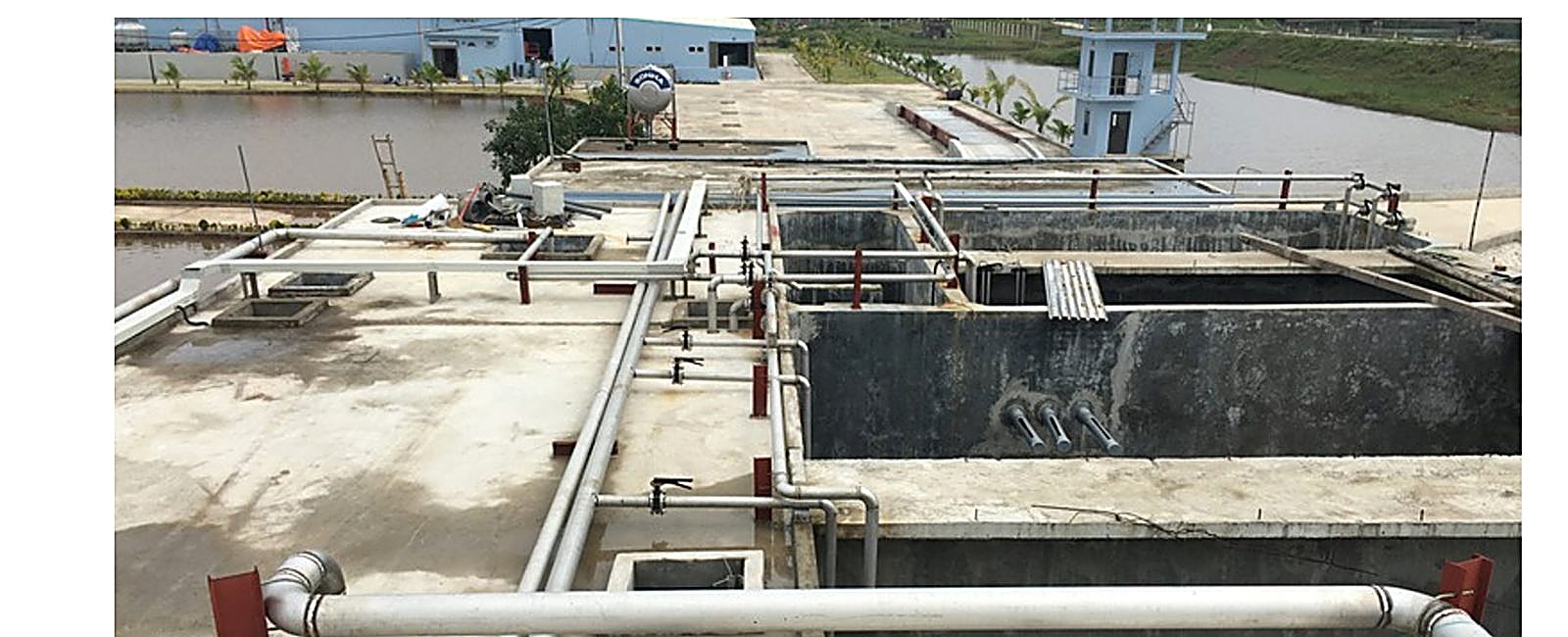 Hệ thống bể và đường ống xử lý nước thải chế biến hải sản Ngọc Sơn nhìn từ trên cao
