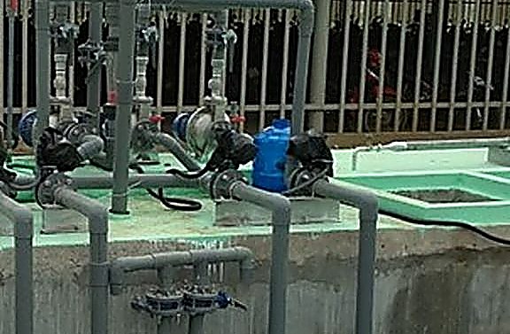 Cụm bơm hoá chất màng và van lắp đặt tại bể xử lý